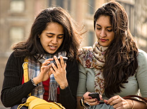 women w/cell phones